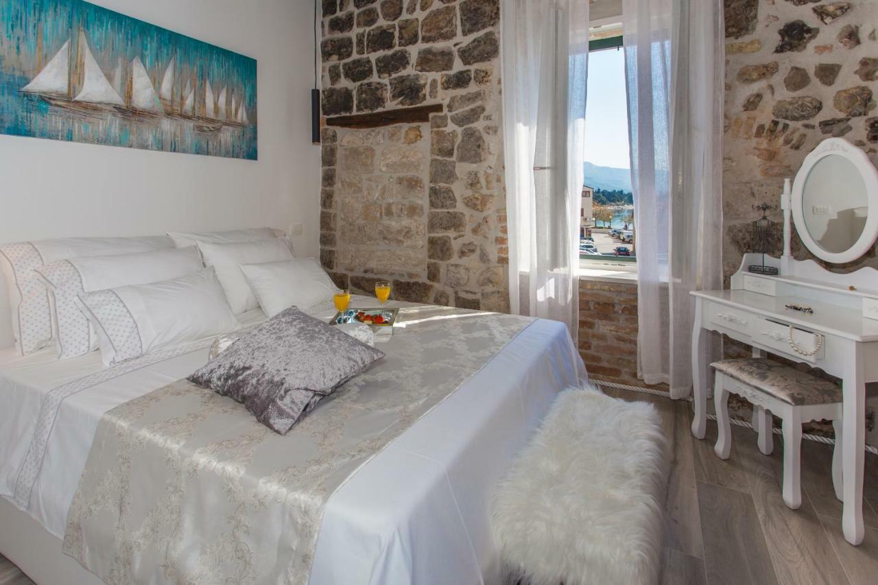 Seafront Apartment In Historical Cippico Castle Kaštela 외부 사진