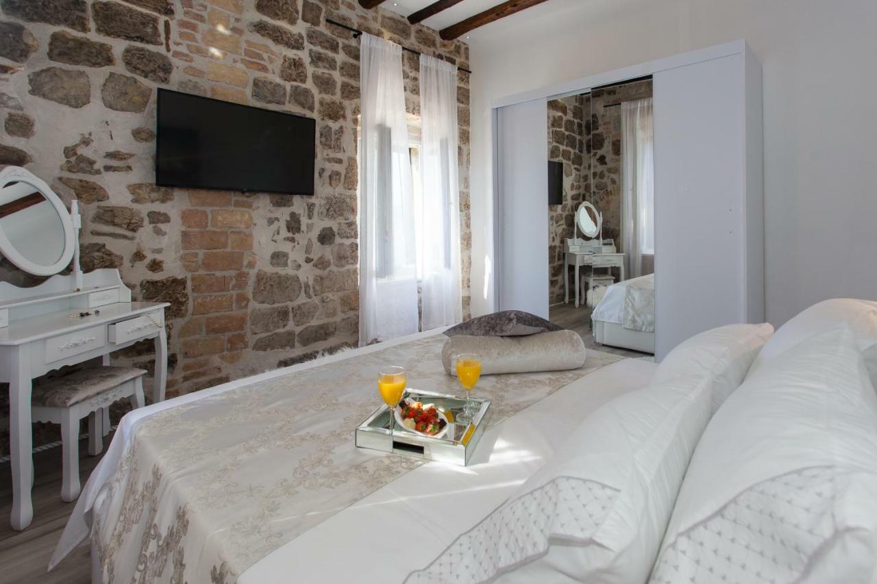 Seafront Apartment In Historical Cippico Castle Kaštela 외부 사진